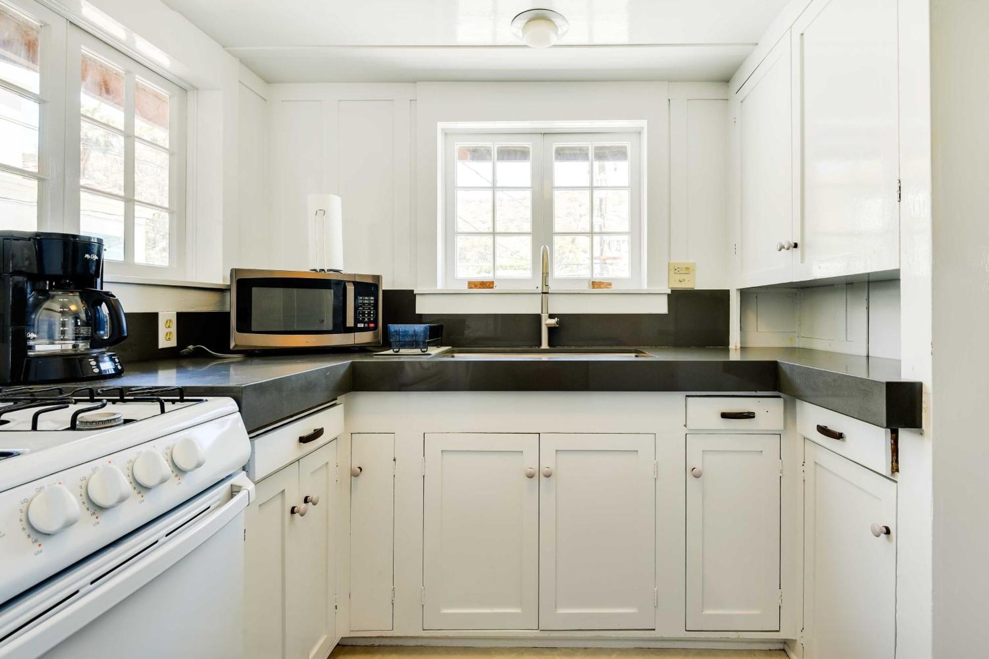 Charming Catalina Gem With Deck Walk To The Beach! Avalon Εξωτερικό φωτογραφία