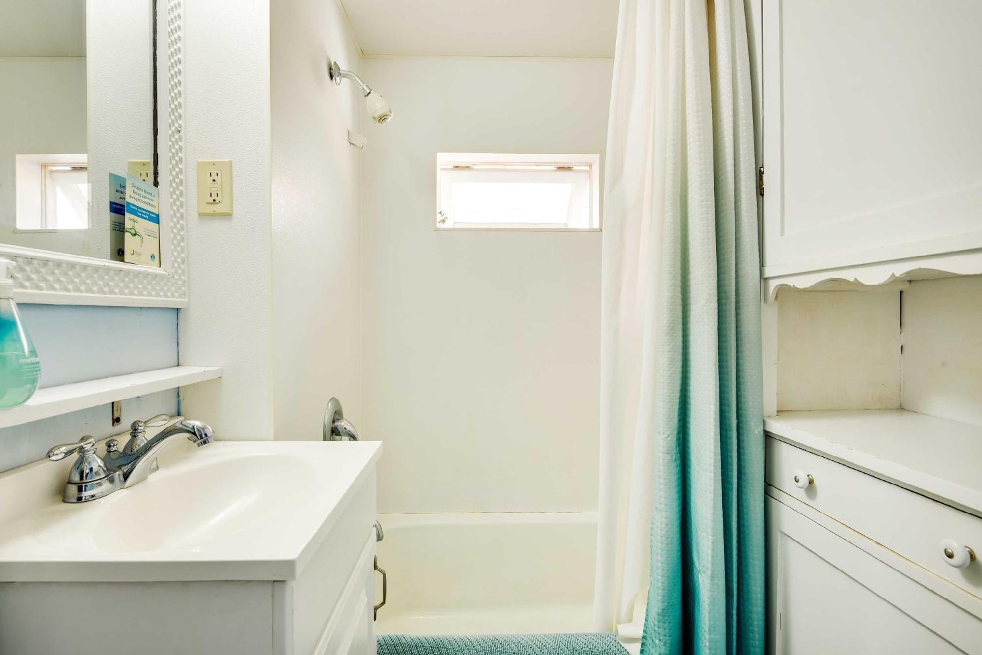 Charming Catalina Gem With Deck Walk To The Beach! Avalon Εξωτερικό φωτογραφία